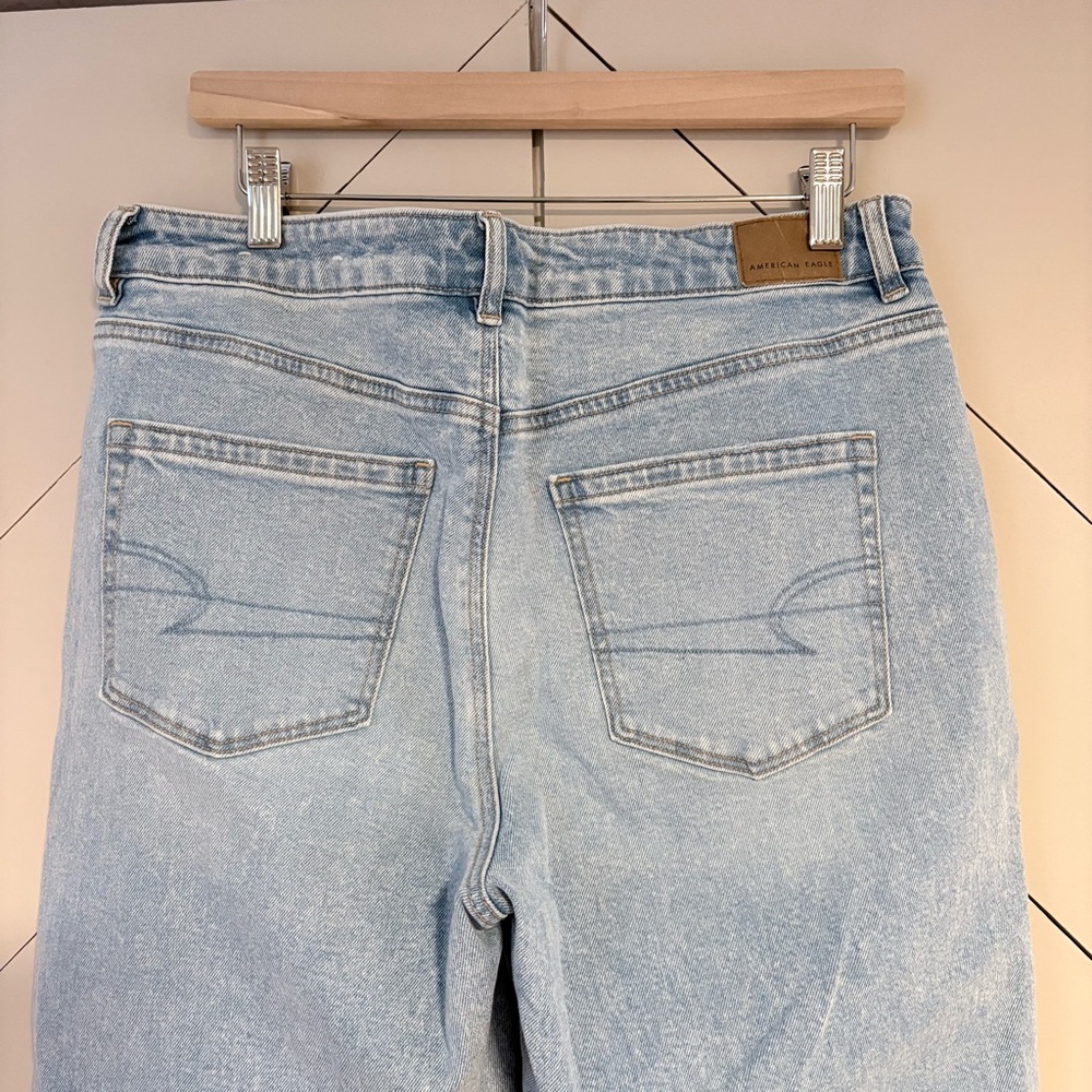 American Eagle High Rise Mom Jeans Light Wash Size 10 - Picture 5 of 8